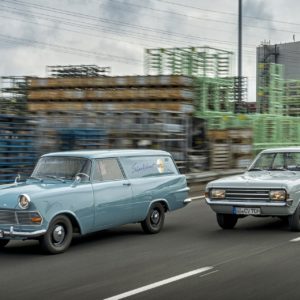1962er Opel Schnelllieferwagen P2 (links) und 1970er Opel Rekord C Caravan