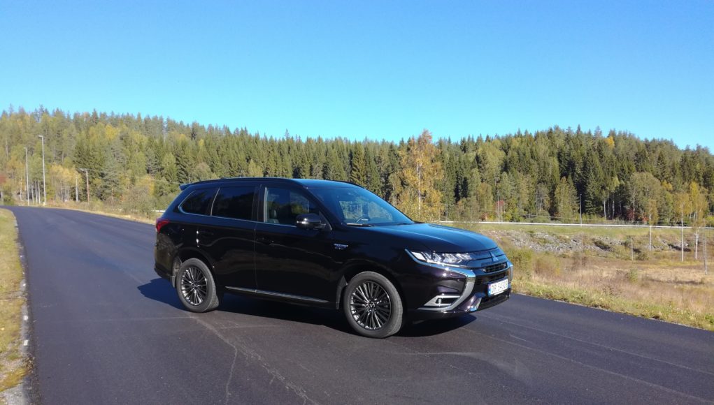 Test: Mitsubishi Outlander PHEV S Edition Bil og Test av Mitsubishi Outlander PHEV: Gjør en godkjent jobb