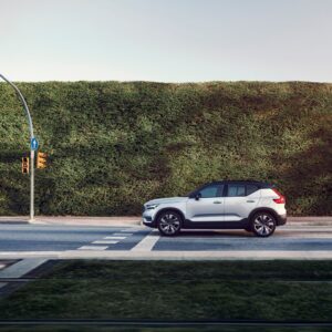 Volvo XC40 Recharge P8 AWD in Glacier Silver,