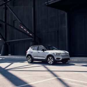 Volvo XC40 Recharge P8 AWD in Glacier Silver,