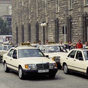 Die neue Mittelklasse: Mercedes-Benz präsentiert vor 35 Jahren die Baureihe 124

The new executive segment: Mercedes-Benz 124 model series, introduced 35 years ago