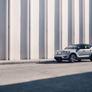Volvo XC40 Recharge P8 AWD in Glacier Silver,
