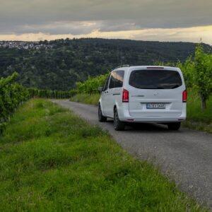 Der neue Mercedes-Benz Vito mit einem Plus an Fahrdynamik,  der neue eVito Tourer mit einem Plus an Reichweite

The new Mercedes-Benz Vito with added vehicle dynamics,  the new eVito Tourer with added range