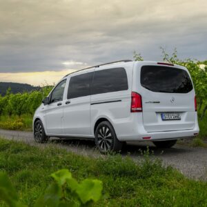 Der neue Mercedes-Benz Vito mit einem Plus an Fahrdynamik,  der neue eVito Tourer mit einem Plus an Reichweite

The new Mercedes-Benz Vito with added vehicle dynamics,  the new eVito Tourer with added range