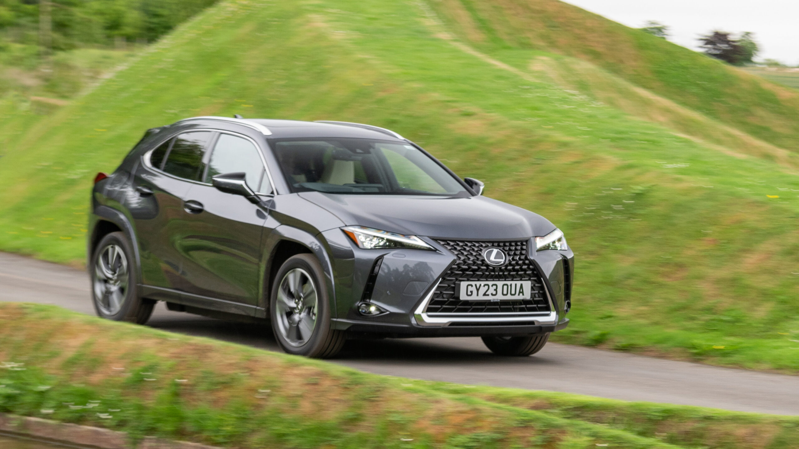 Lexus ux300e store pris